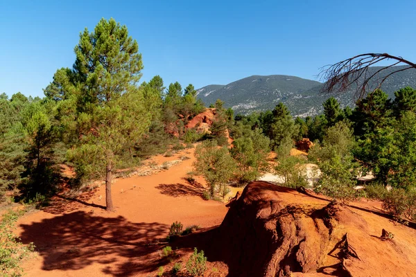 Deposit Merah Roussillon Ochre Dengan Bukit Biru Dan Pinus Hijau — Stok Foto