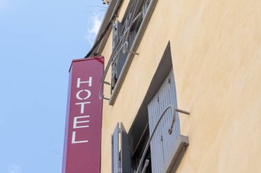 kırmızı ve beyaz harfler Fransa'nın güneyinde bina sokakta otel işareti