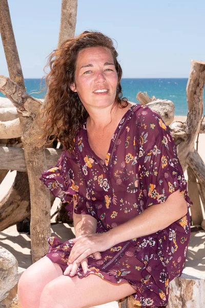 Feliz Mujer Sonriente Pelos Viento Playa Verano Madera Deriva — Foto de Stock