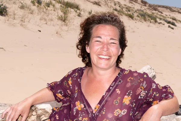 Feliz Sonriente Mujer Sentarse Playa Arena Verano Océano Fondo — Foto de Stock