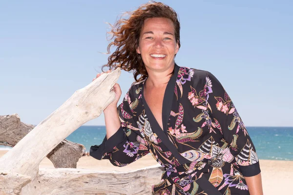 Retrato Una Hermosa Morena Años Playa Con Madera Deriva — Foto de Stock