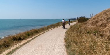 ile d'Aix Charente denizcilik adasında bisiklet tatil turist aile web afiş şablonu