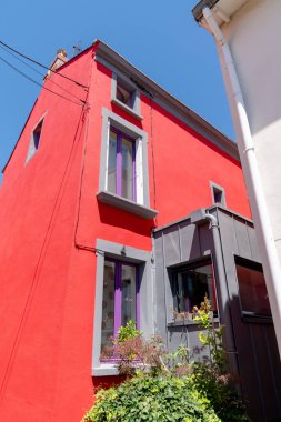 Nantes Fransa'da Reze Trentemoult kırmızı gri renkli balıkçı evleri