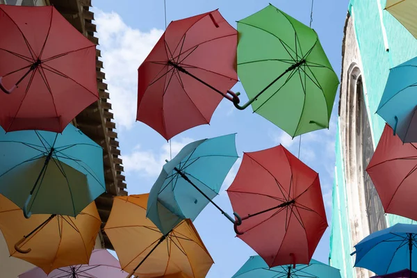 Wielokolorowe Tęcza Tło Kolorowy Parasol Dekoracji Ulicy — Zdjęcie stockowe