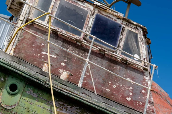 Старая Рыболовная Лодка Покрытая Старой Хлопающей Краской — стоковое фото