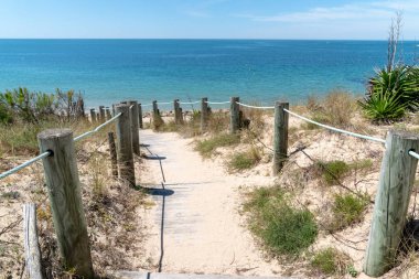 Vendee Fransa'da kum yolu ile isle Noirmoutier kumlu plaj erişim
