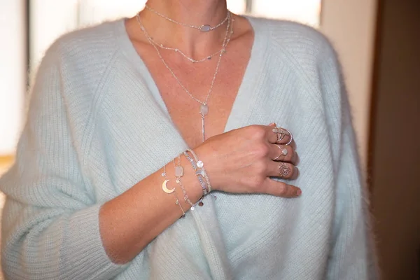 Elegant Kvinna Hand Med Smycken Till Hands — Stockfoto