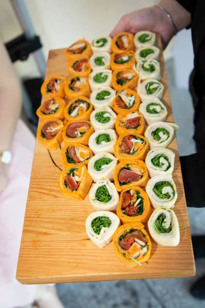 Garçom Segurando Uma Bandeja Madeira Aperitivos Catering Casamento — Fotografia de Stock