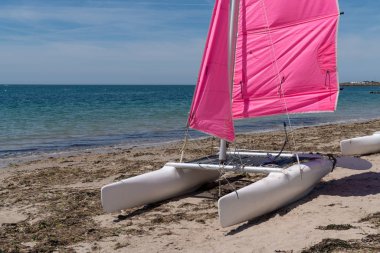 Fransa'da Noirmoutier plajda kiralık yelkenli pembe