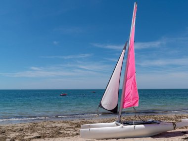 deniz kıyısında gevşeme manzara yelken tekne plaj