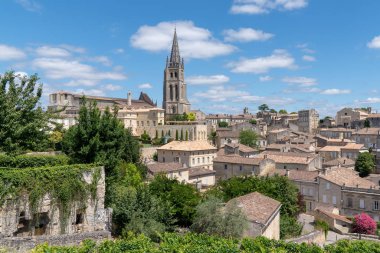 Fransa'da kilise kulesi ile Saint Emilion köyünde ortaçağ kasabası