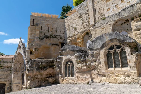bir kireçtaşından oyulmuş Saint-Emilion monolitik kilise