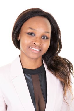 Beyaz arka planda izole pembe ceket kendine güvenen Afro-Amerikan iş kadını Portresi