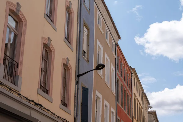 Värikkäitä Taloja Kaupungissa Carcassonne Ranskassa — kuvapankkivalokuva