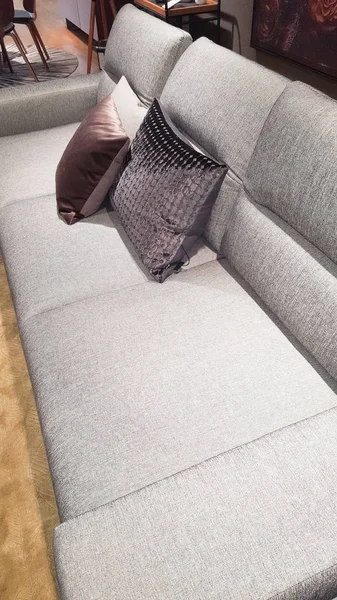 枕头设置在客厅的灰色米色沙发上 — 图库照片