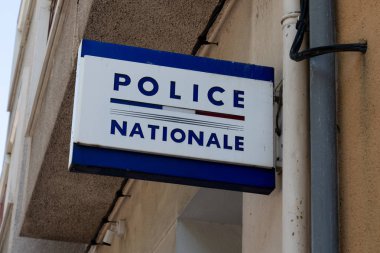 Sokakta bir polis karakolu işareti yol bina gösteren tabela