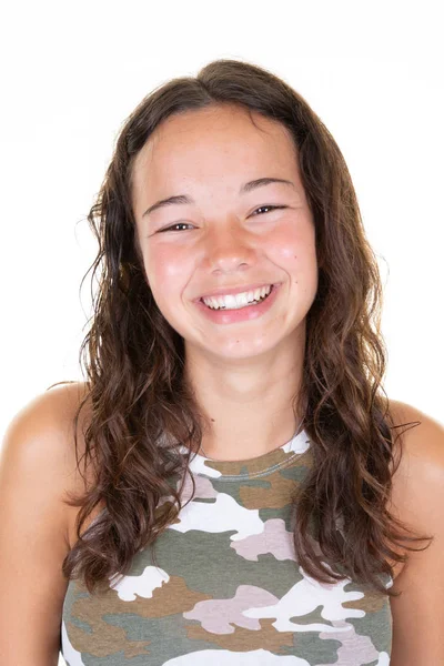 Portret Młodej Całkiem Pozytywnej Dziewczyny Śmiejąc Się Uśmiechnięty Patrząc Aparat — Zdjęcie stockowe