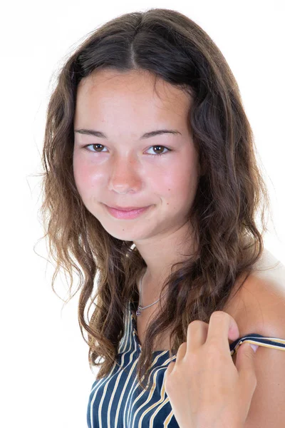 白い背景に美しい若い女の子のカーリーブルネットの肖像画 — ストック写真