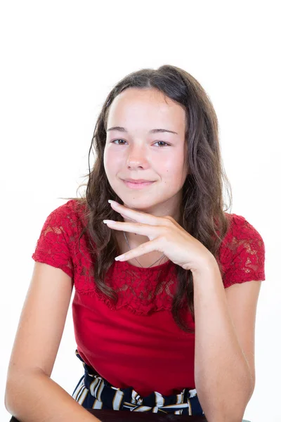 Bella Adolescente Ragazza Bruna Mani Sul Mento Sedersi Sfondo Bianco — Foto Stock