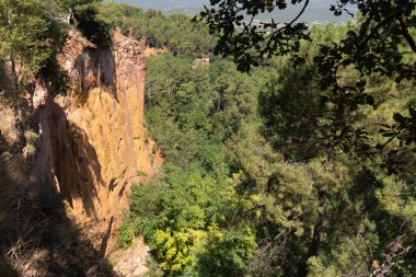 Fransa'da Roussillon Provence köyünde pitoresk kırmızı ocher kayalıklar