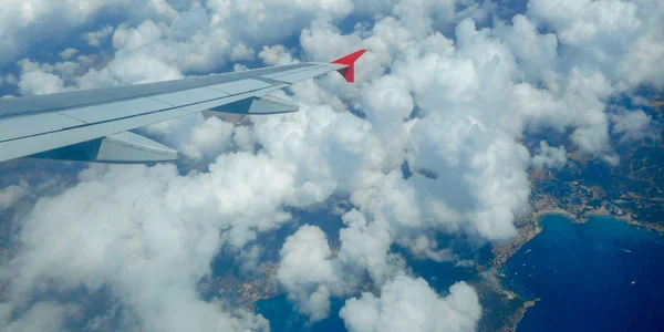 Самолет Летает Подробно Голубом Летнем Небе Против Солнца — стоковое фото