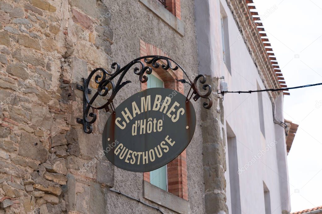 Chambre d'hotes means guesthouse in sign street road on building