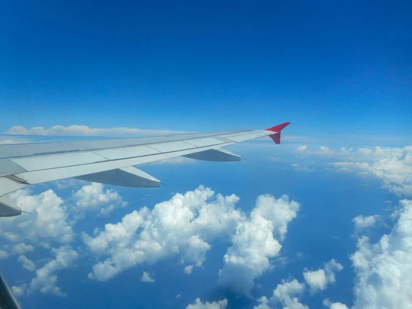 Vliegtuig Vliegt Detail Blauwe Zomer Hemel Tegen Zon — Stockfoto