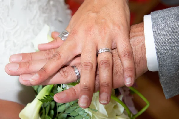 Hochzeit Braut Und Bräutigam Hände Mit Ringen Über Ehe Blumen — Stockfoto