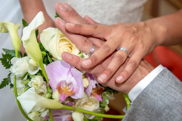 Novia Novio Manos Los Recién Casados Con Anillos Boda Ramo — Foto de Stock