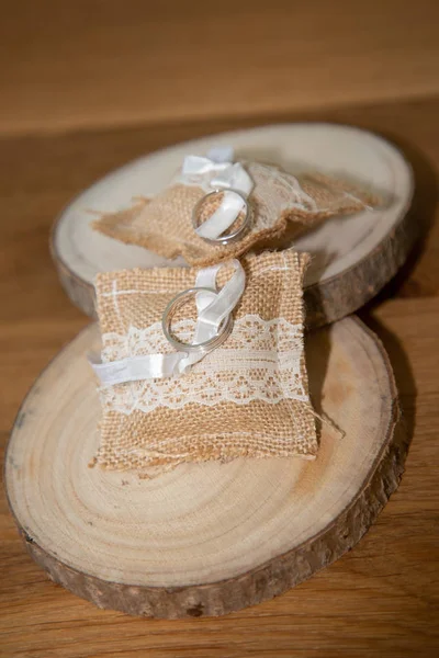 Svatební Kroužky Polštáři Strukturovaná Dřevěná Část Stromu — Stock fotografie