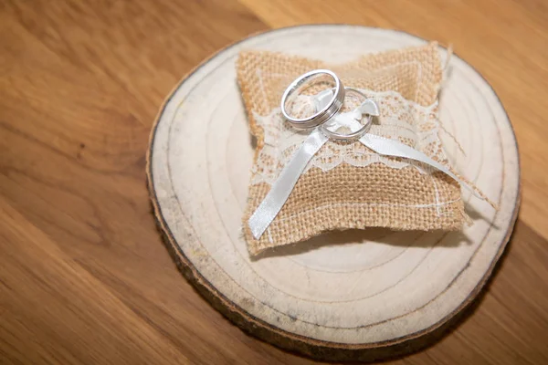 Bandas Anillos Boda Cojín Madera Marrón Rústico — Foto de Stock