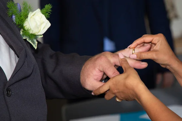 結婚式の日のお祝いでリングと新郎の手 — ストック写真