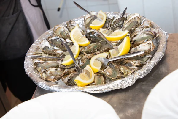 Huîtres Fraîches Assiette Blanche Citron Jaune — Photo