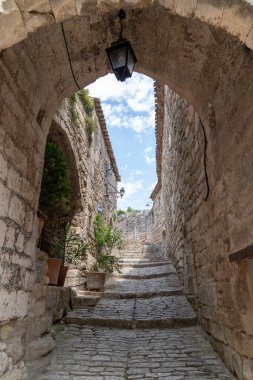 Provence Fransa Lacoste küçük tipik köy kemer kapı girişi