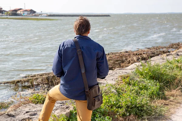 Man Staande Het Strand Genieten Van Kijkt Naar Zee Arcachon — Stockfoto