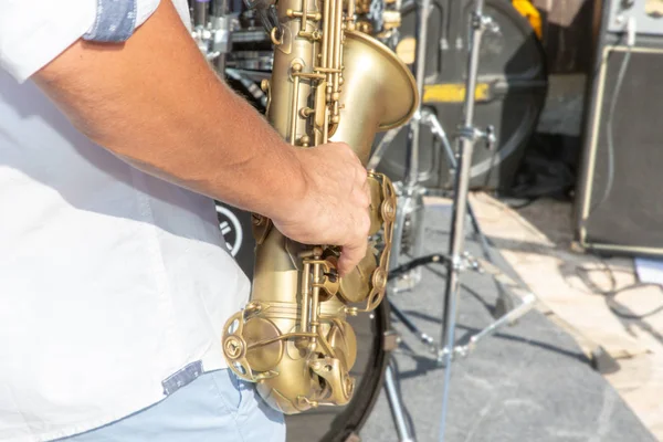 Közelről Fotó Szabadban Zenész Játszik Szaxofon Jazz Fesztiválon — Stock Fotó