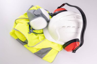 Beyaz arka planda düz döşeme güvenlik iş ekipmanları