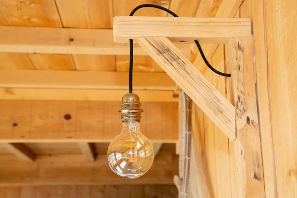 Dřevěná Žárovka Svítí Pozadí Dřevěné Stěny Místnosti — Stock fotografie