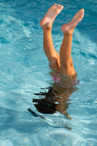プールに飛び込むスリムな若い女性 — ストック写真