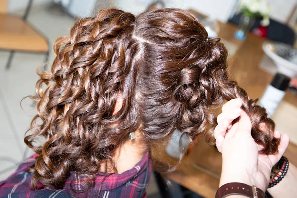 Menina Sentada Cadeira Estúdio Beleza Fazendo Cachos Penteado Com Curler — Fotografia de Stock