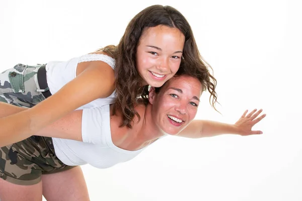 Jugando Divertido Familia Madre Hacer Piggyback Con Hija Adolescente Espalda — Foto de Stock