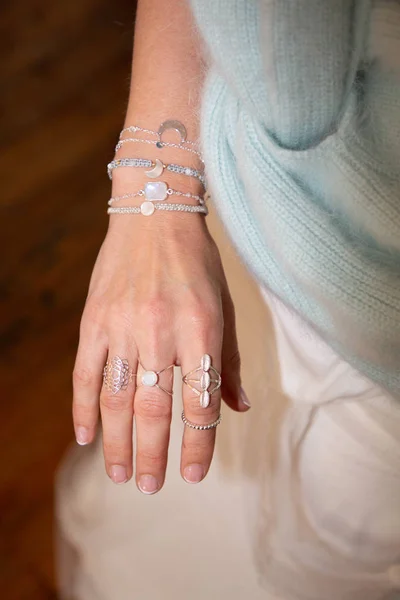 Zbliżenie Szczegółowo Wiele Pierścieni Kilka Bransoleta Rękę Kobieta Model Ramienia — Zdjęcie stockowe