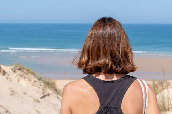 Close Terug Vrouw Staande Strand Duin Blik Zee Strand Water — Stockfoto