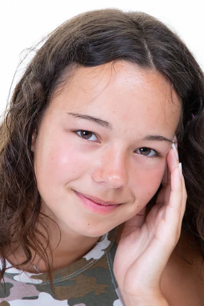 一个微笑的黑发年轻女子的手在脸颊的肖像 — 图库照片
