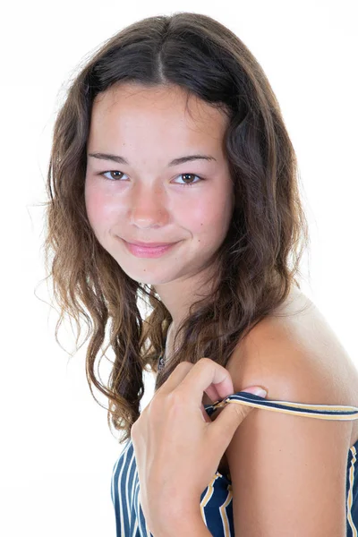 Belle Brunette Adolescent Fille Sourire Portrait Blanc Studio Fond Intérieur — Photo