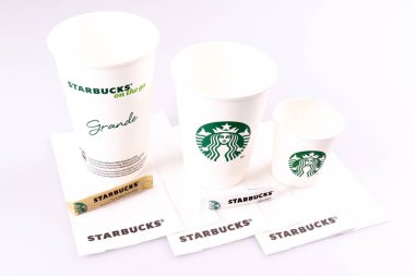 Bordeaux, Aquitaine / Fransa - 03 09 2019 : Beyaz arka planda fast food farklı ve birkaç beyaz take away fincan Starbuck marka zinciri Closeup