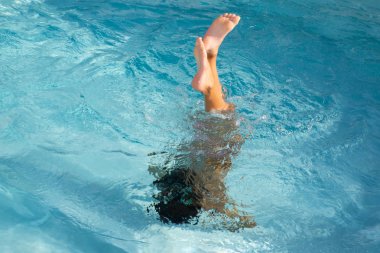 Su sıçramaçocuk kız çocuk yaz tatilinde mavi yüzme havuzunda sualtı oynarken eğlenmek
