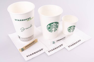 Bordeaux, Aquitaine / Fransa - 03 09 2019 : Şeker kağıt havlu ve karton cam Starbucks kahve ile kompozisyon