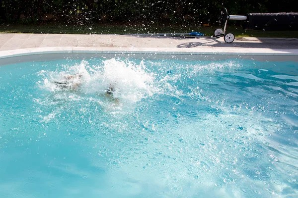 Mujer Joven Traje Baño Salta Piscina Agua Azul Haciendo Chapoteo — Foto de Stock