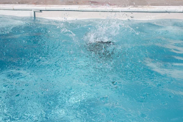 Bajo Agua Niña Niño Saltando Piscina Divirtiéndose Nadar Día Soleado — Foto de Stock